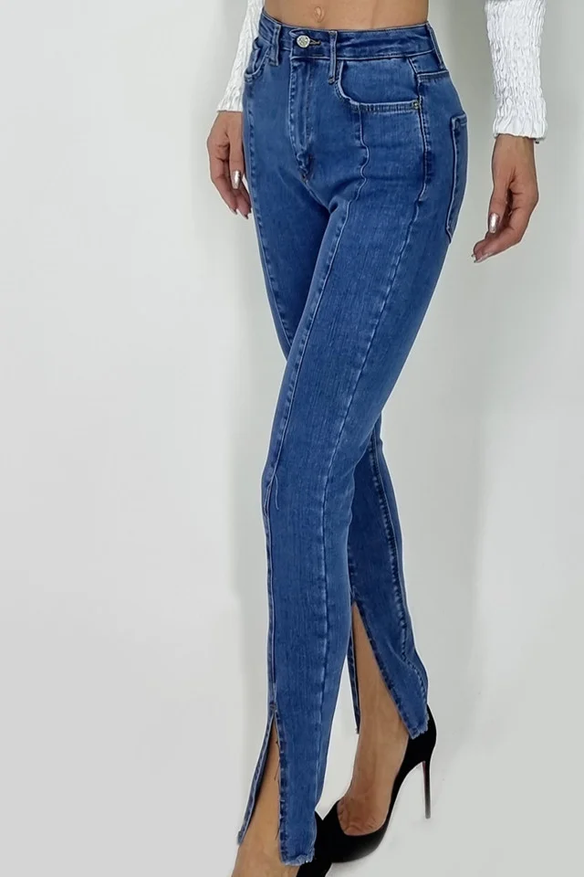 Blugi dama Tessa, regular fit , cu talie medie, decupati in partea de jos si cusaturi contrastante, Albastru