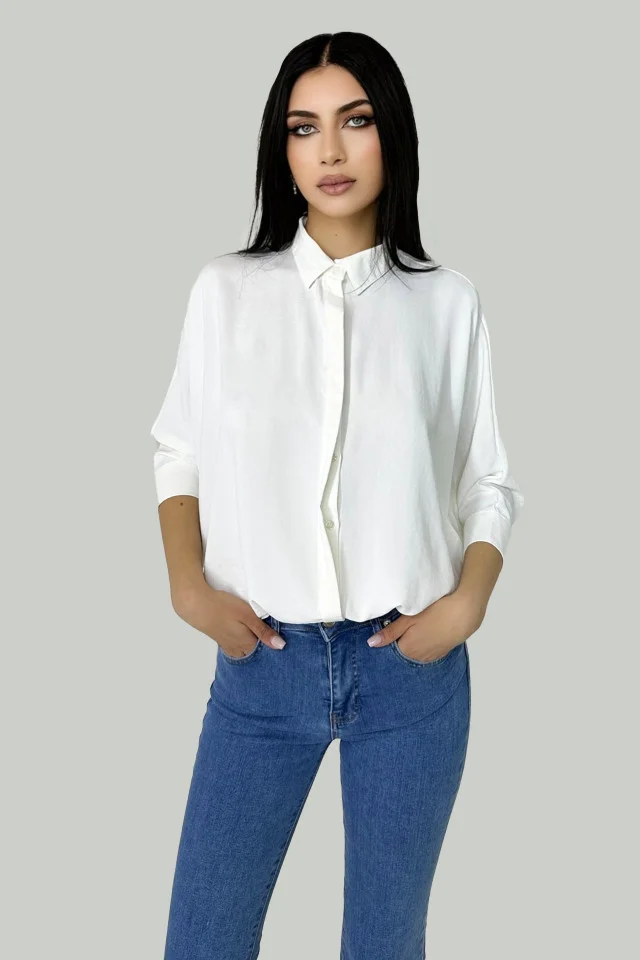 Camasa lunga Yva, cu maneci trei sferturi oversize, croiala asimetrica evazata si nasturi ascunsi, Alb