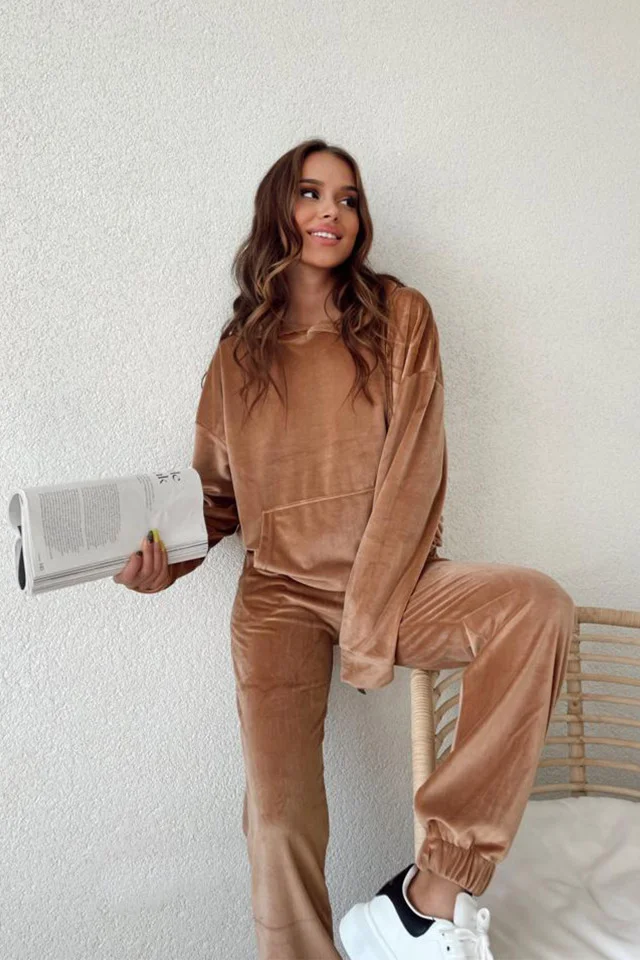 Compleu de catifea Catiana, pantaloni cu banda elastica, bluza cu buzunar oversize si gluga, Maro