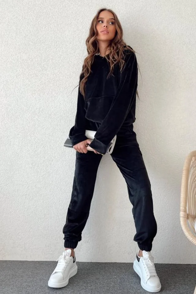 Compleu de catifea Catiana, pantaloni cu banda elastica, bluza cu buzunar oversize si gluga, Negru