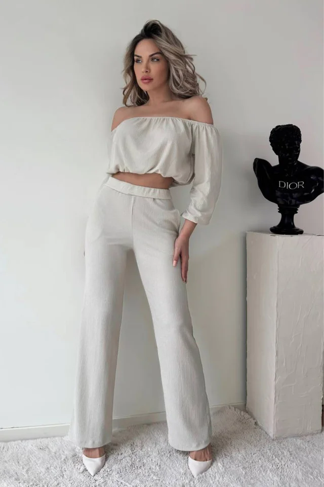 Compleu elegant Alegria, bluza crop cu decolteu elastic pe umeri si pantaloni reiati, evazati, Crem