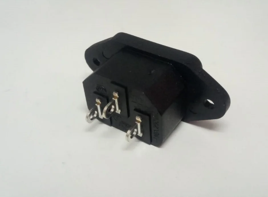 Conector de alimentare pentru lipit 230V/tata IEC C14, CS220MP