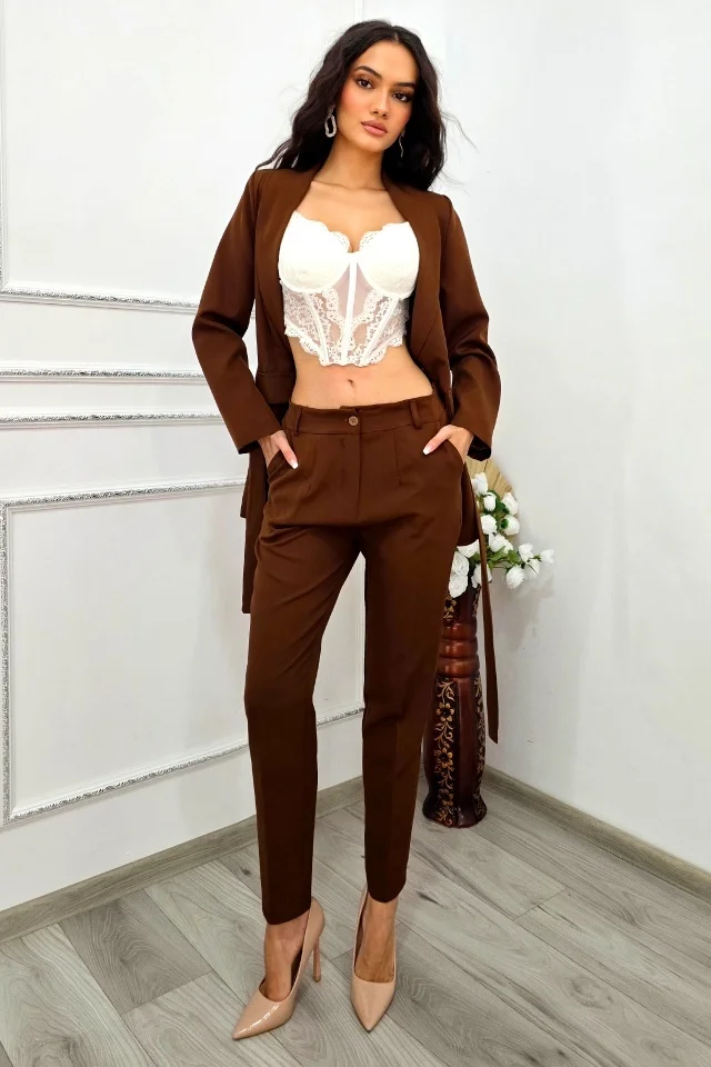 Costum elegant de zi GRAZYA, sacou cu cordon si pantaloni conici, MARO