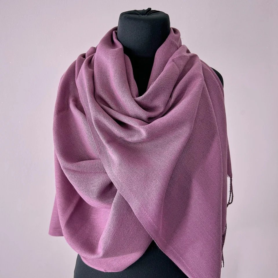 Esarfa tip sal Belladona, din material subtire, cu franjuri si emblema, Mov prafuit, 180x65 cm