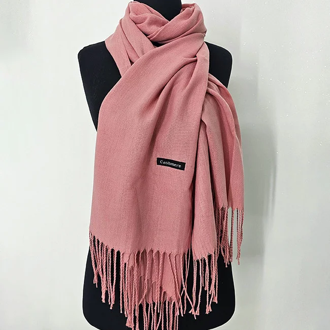 Esarfa tip sal Belladona, din material subtire, cu franjuri si emblema, Roz pal, 180x65 cm