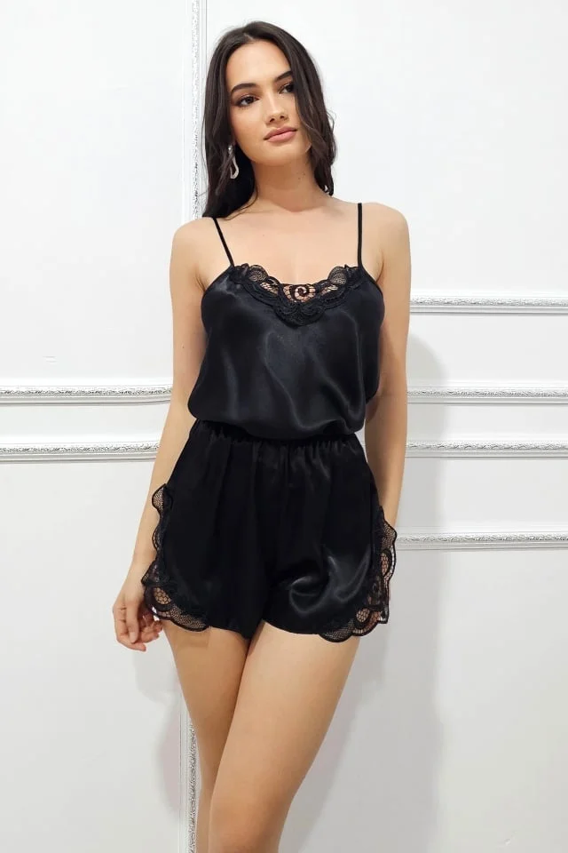 Pijama de dama, satinata Alisia, pantalon scurt si top cu insertii din dantela, Negru, Marime S/M